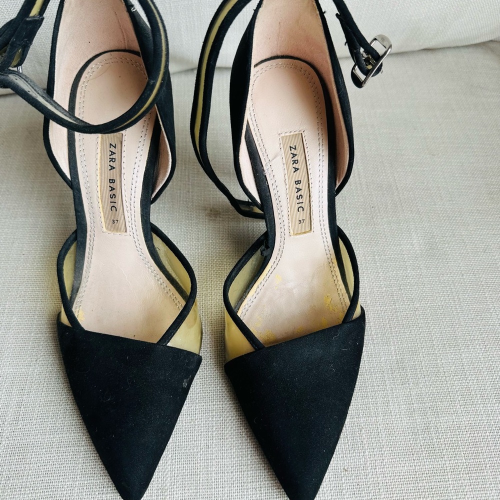 Elegant Black Stiletto Heels with Sleek Design and Comfortable Fit - Picture 1 of 2